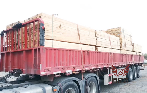 建筑木方加工廠家建筑木方卸車場(chǎng)景圖