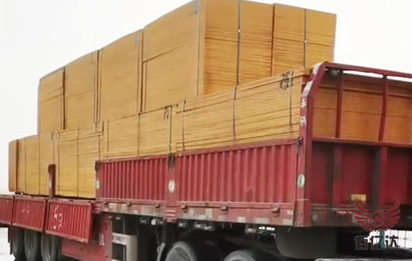 建筑模板工地卸車場(chǎng)景圖