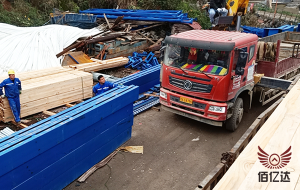 工程木方貴州卸車現(xiàn)場圖