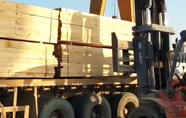 建筑模板木方工地卸車圖