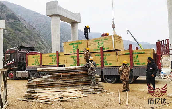 建筑紅板陜西工地卸車現(xiàn)場圖